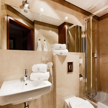 - Butikowe Lejlighed *